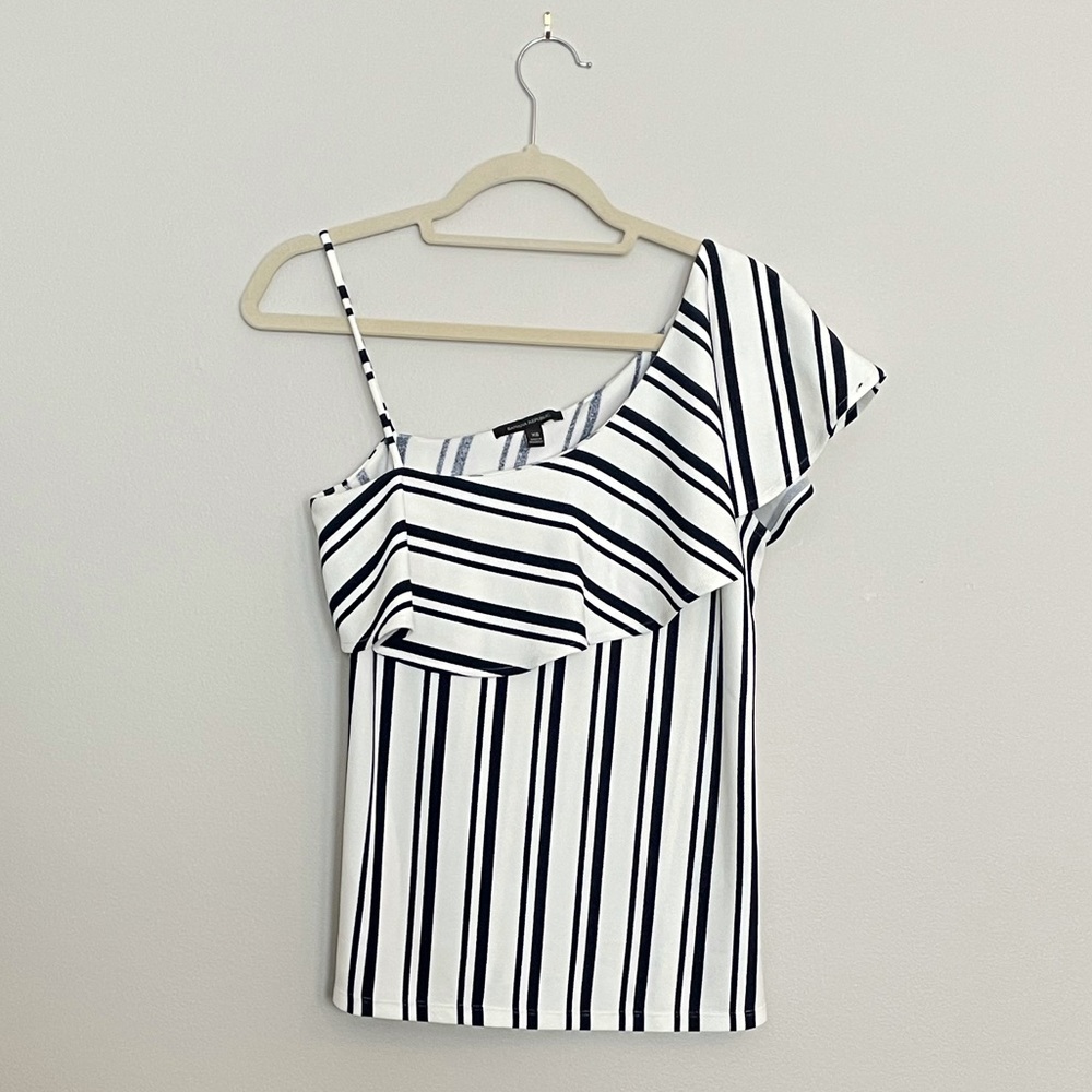 🥰 Banana Republic navy stripe ruffle shoulder top